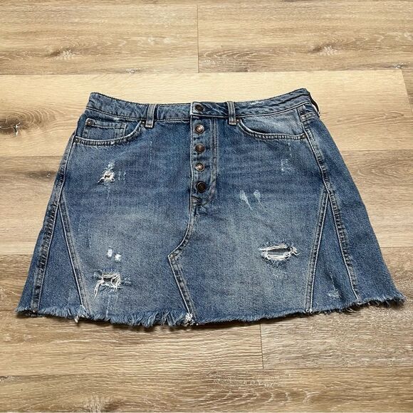 Free People A-Line Mini Skirt Size 31 Blue Distressed Denim Button Fly Raw Hem - Picture 1 of 7